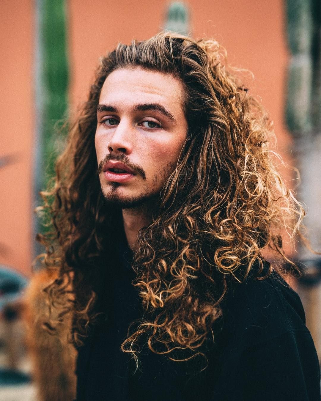 Парни с длинными кудрявыми волосами