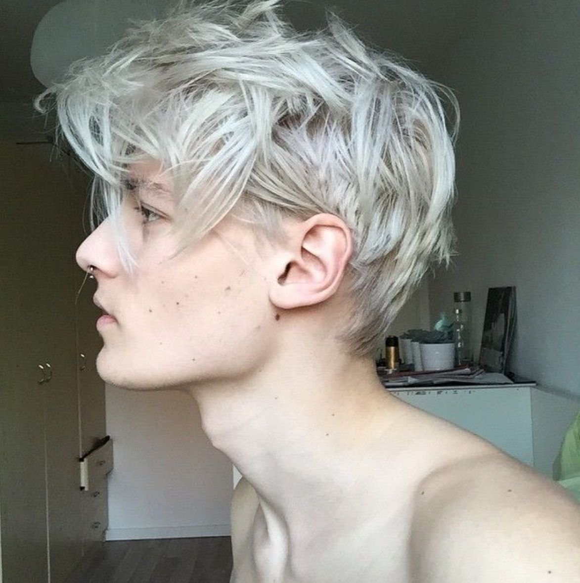 Белые волосы карие глаза мужчина