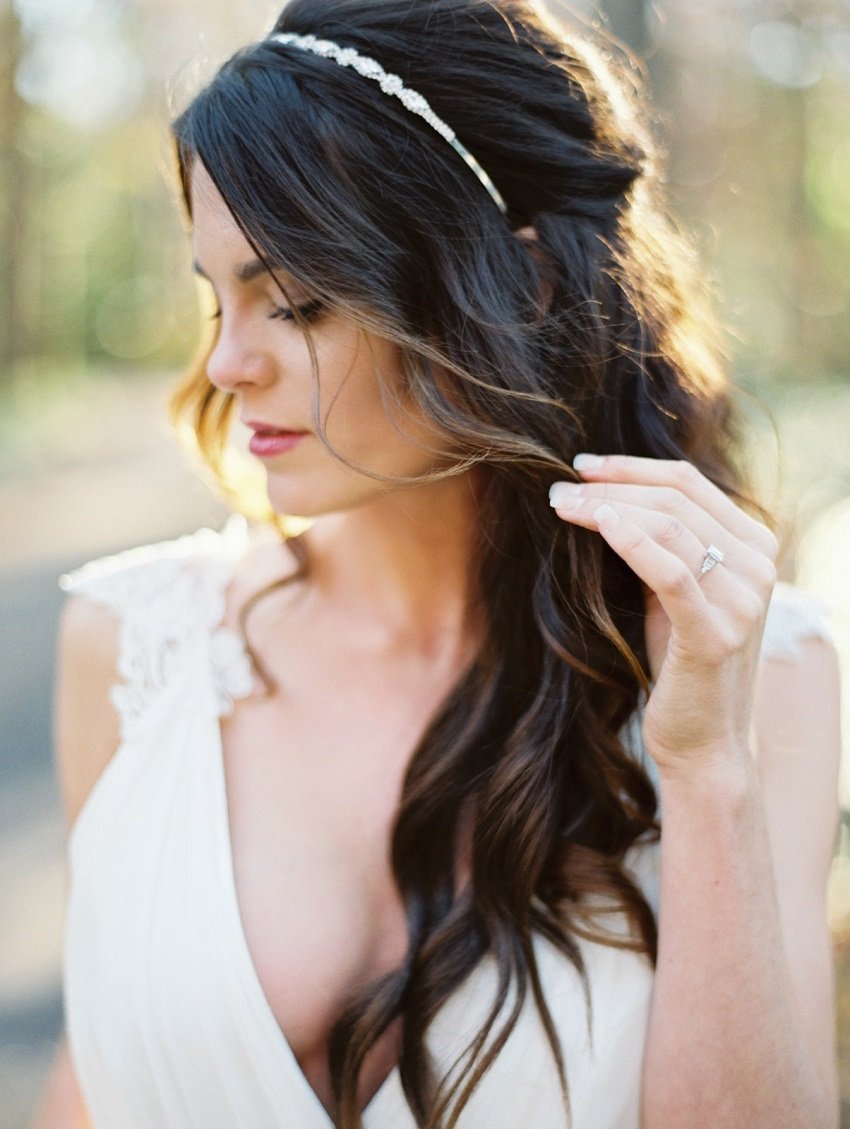 Прическа с ободком на длинные волосы