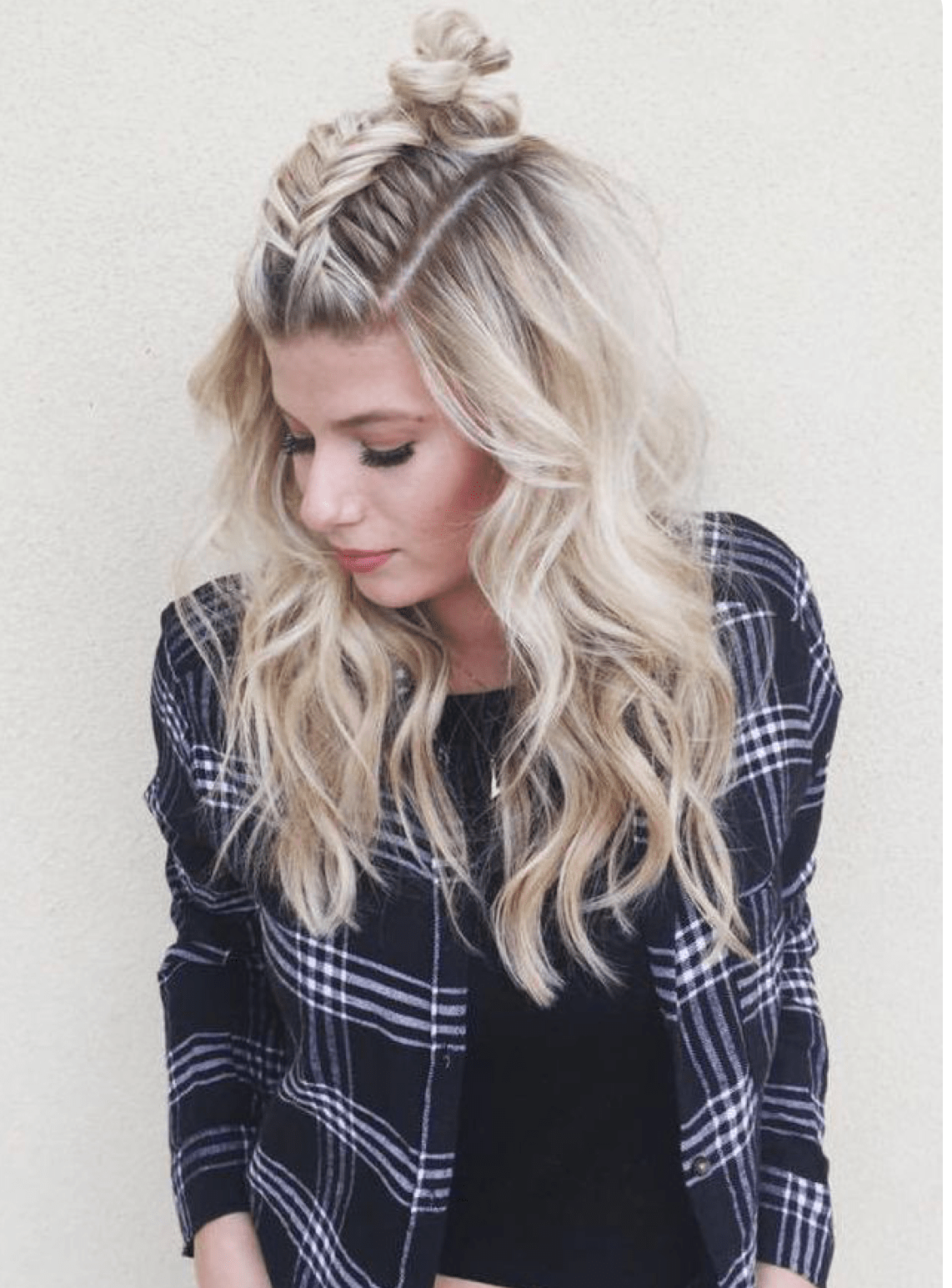 Модная прическа с косичками и распущенными волосами