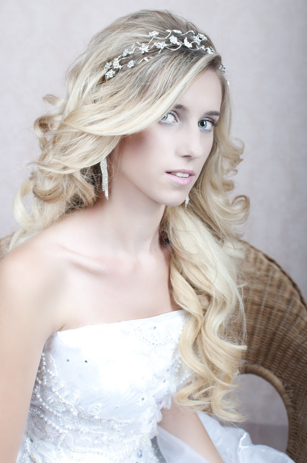 Свадебные прически на распущенные волосы с челкой