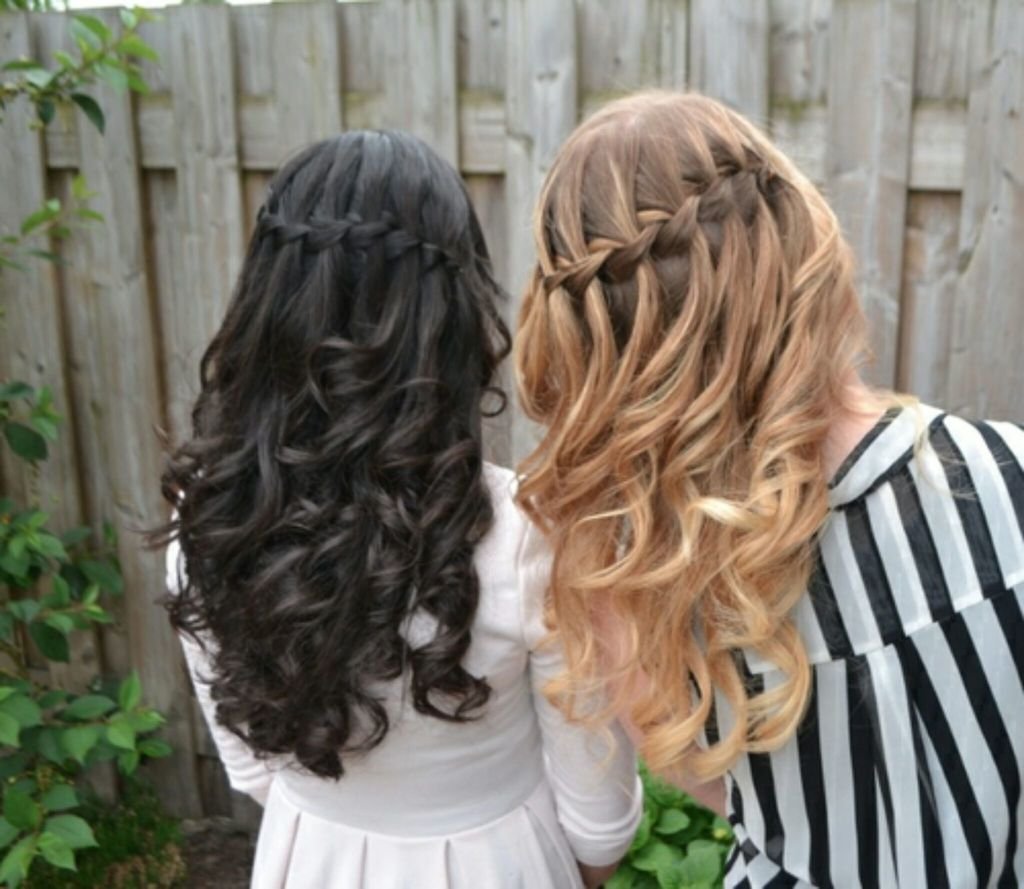 Прически на выпускной с распущенными волосами