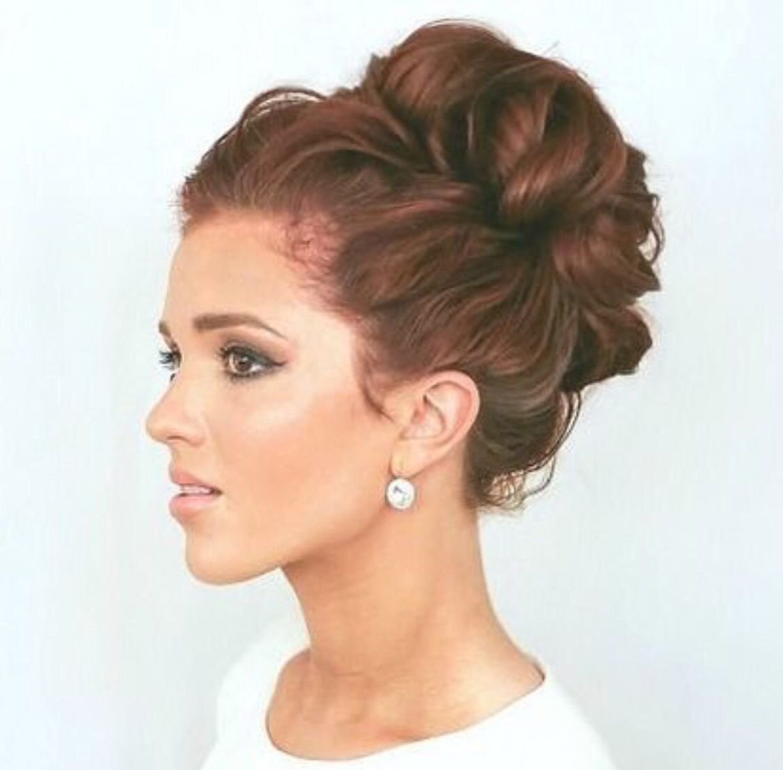 Праздничные прически на средние волосы