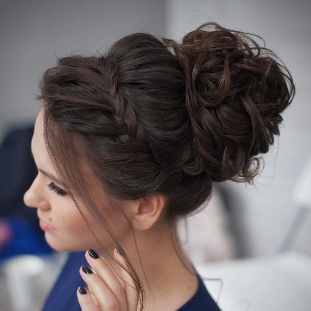 Прическа на выпускной на кудрявые волосы