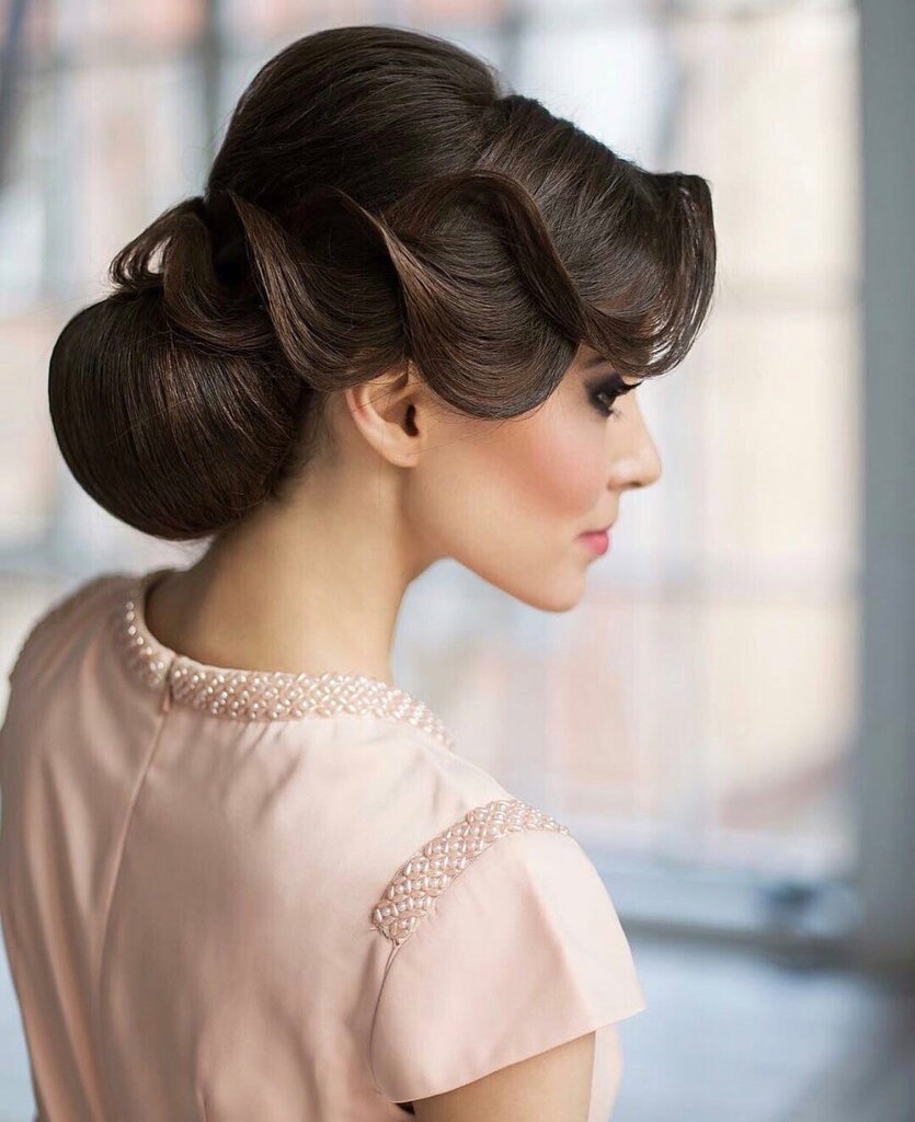 Прическа на средние волосы Локоны собранные