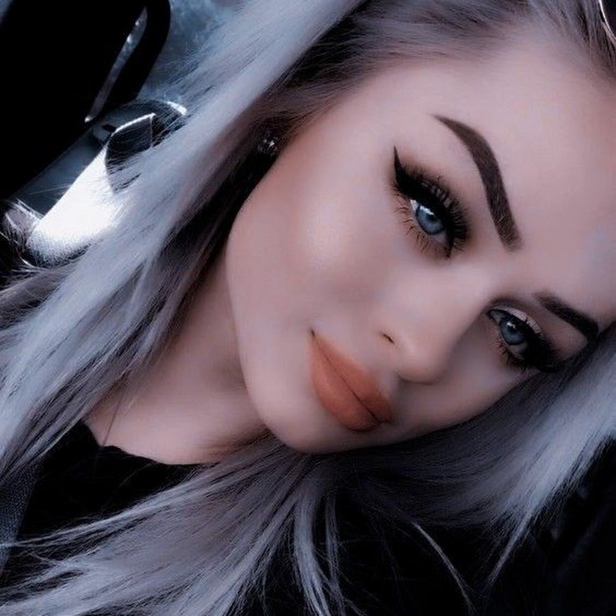 Пепельные брови