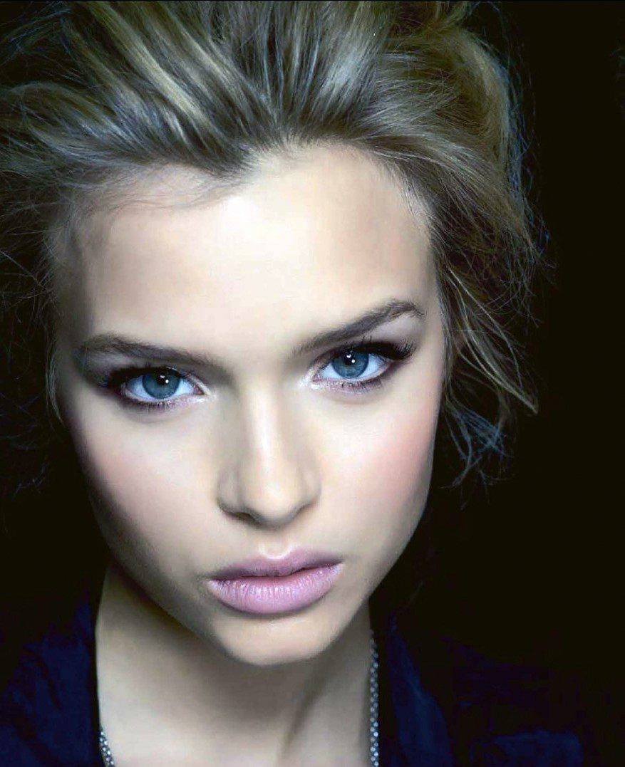 Девушка с белыми волосами