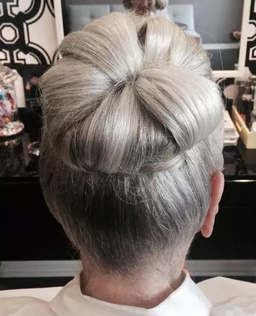 Пучок прическа Седая