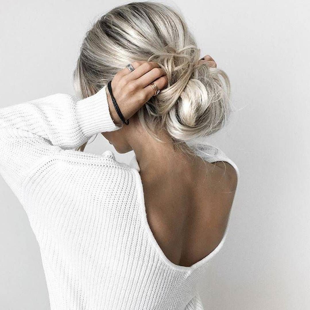 Блондинка с пучком со спины