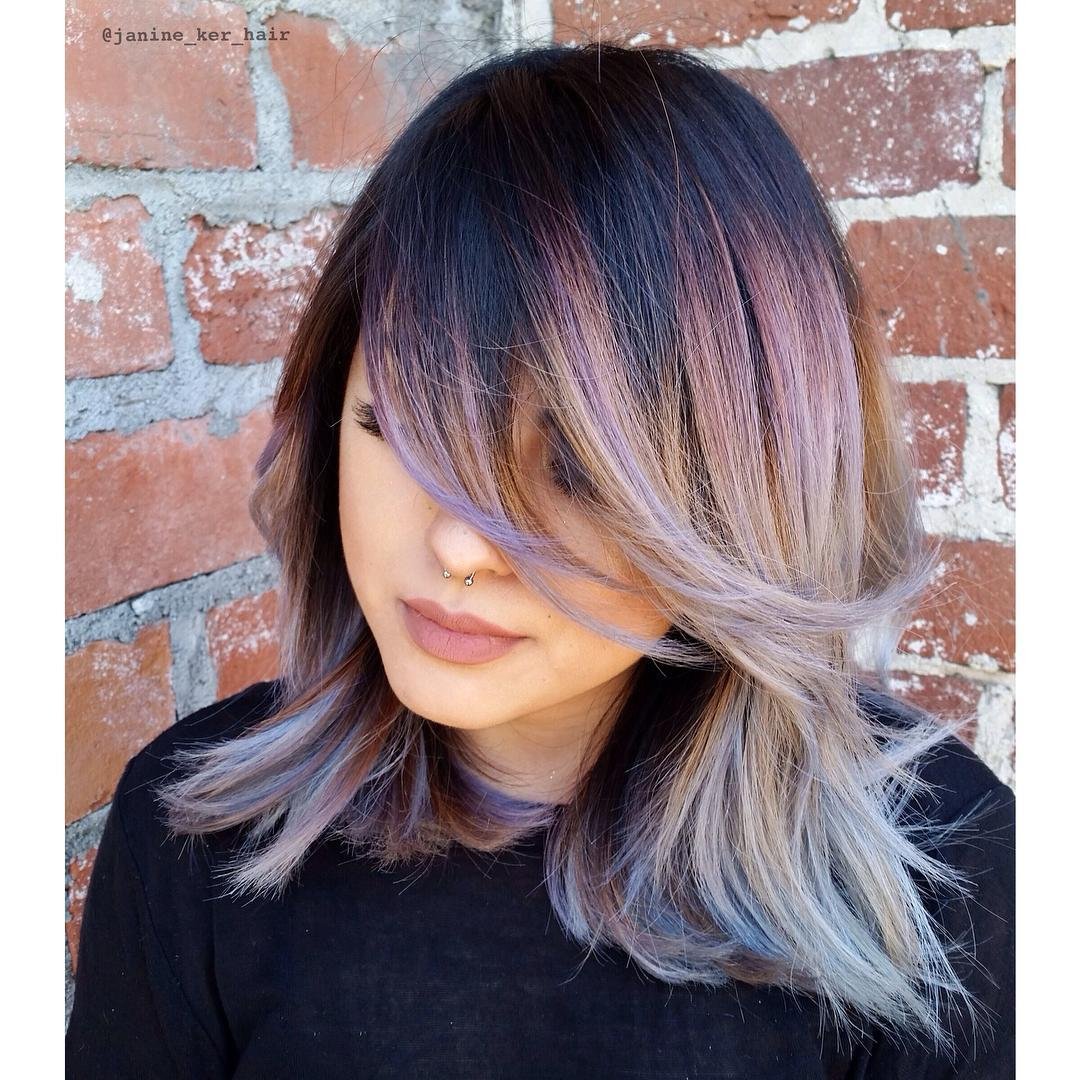 Стрижка с мелированием на средние волосы с челкой