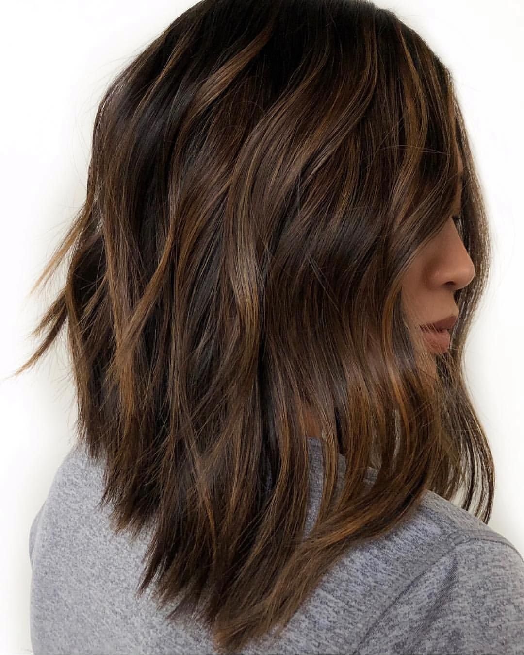 Девушка с темными волосами до плеч