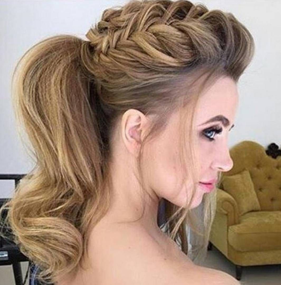 Прическа на распущенные волосы