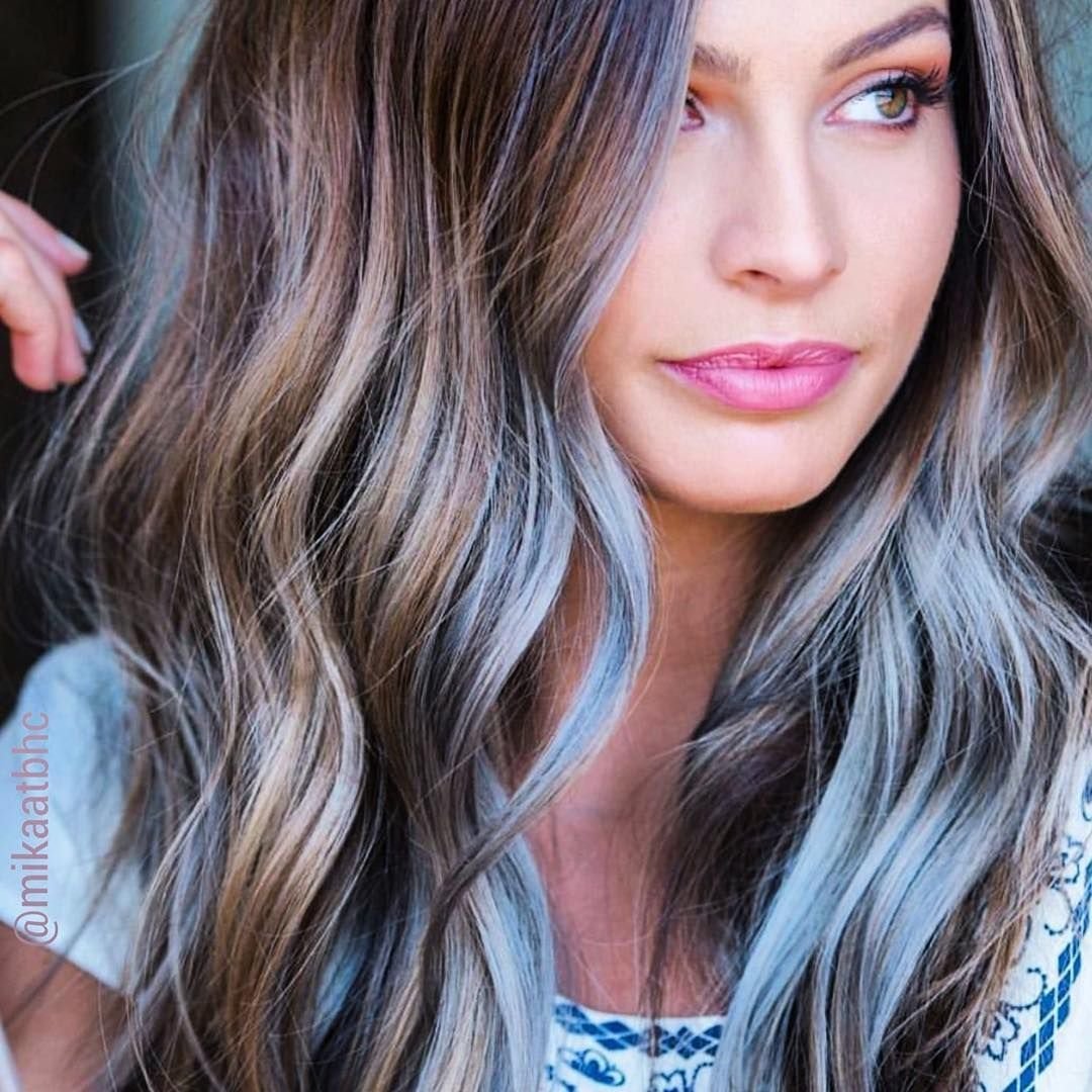 Брюнетка с седыми прядями