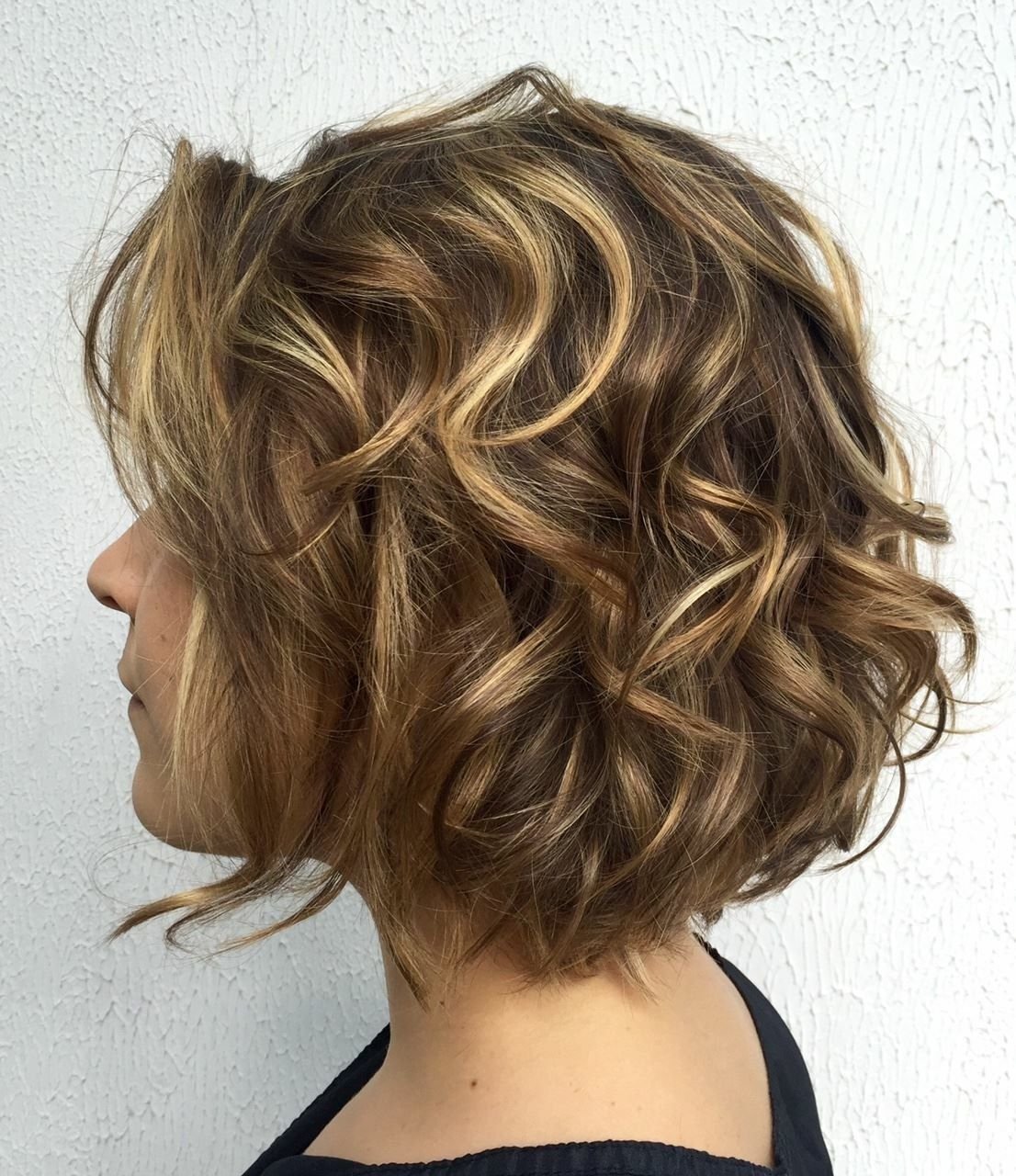 Боб каскадна вьщихся волосах