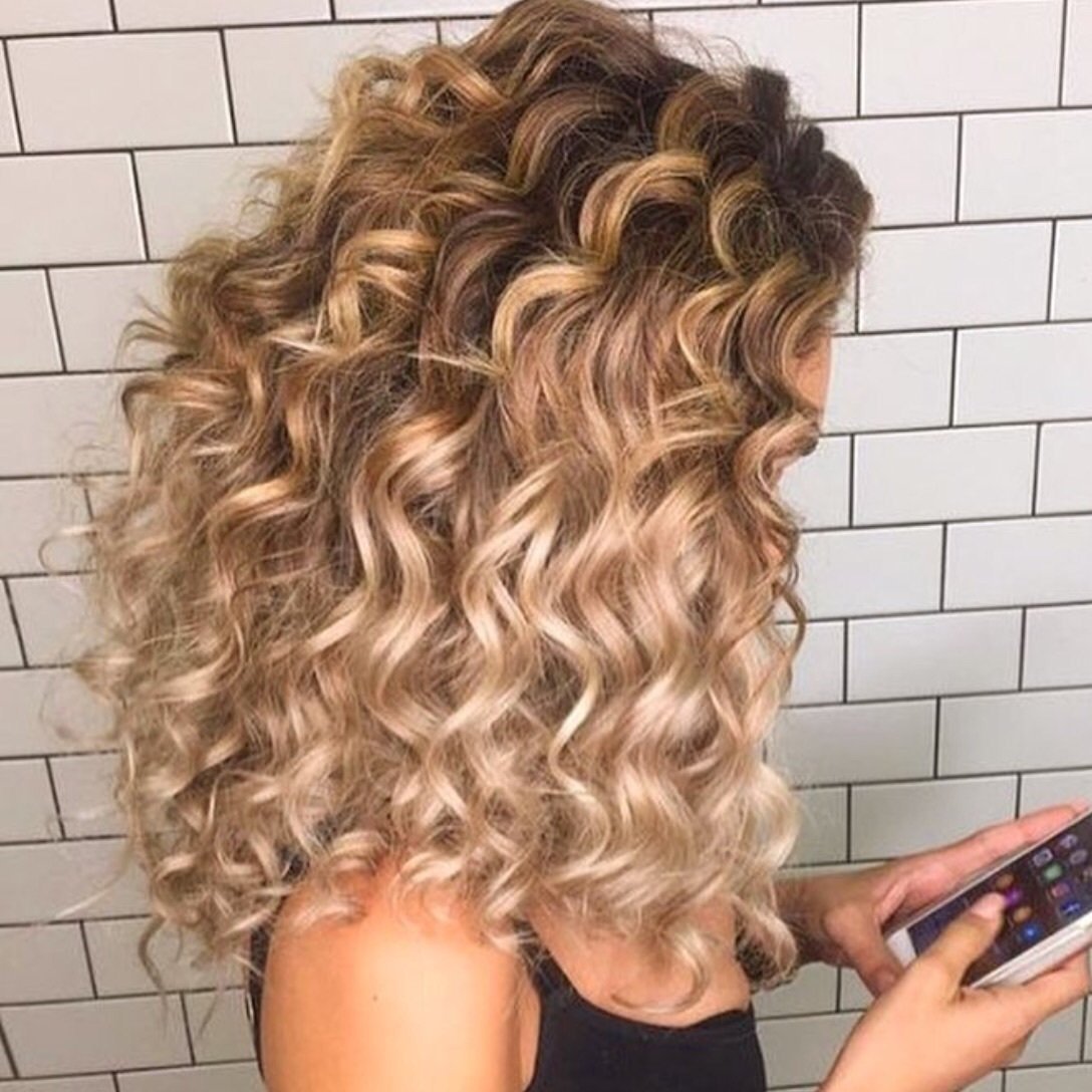 Нарощенные кудрявые волосы