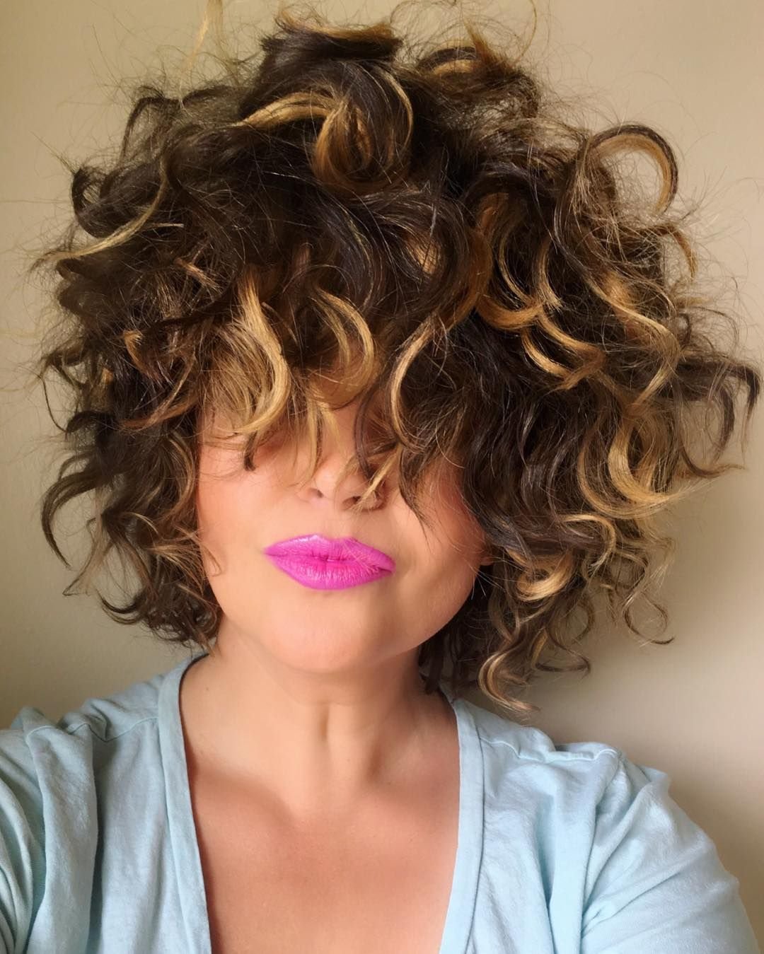 Окрашивание коротких волос вьющихся волос