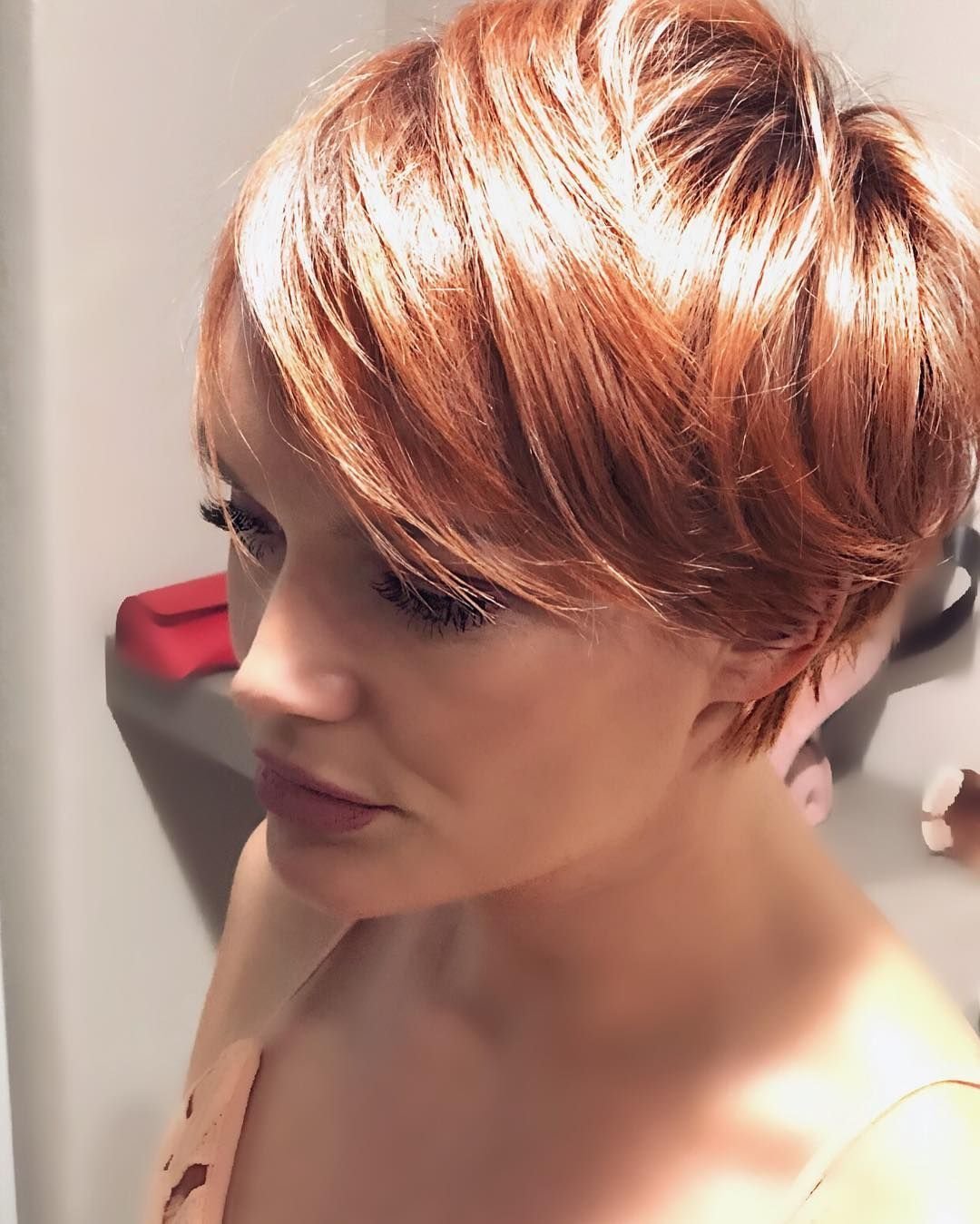 Стрижка Пикси-Боб оттенок карамель