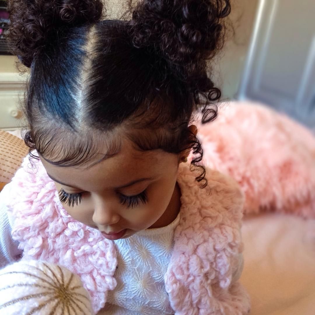 Маленькая девочка с длинными ресницами