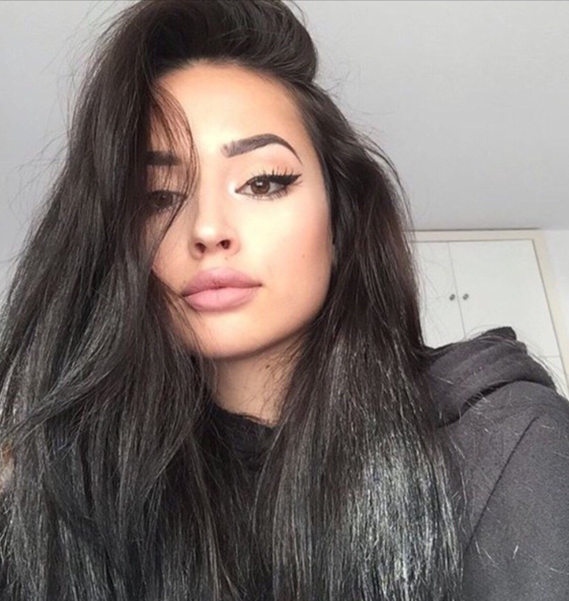 Селфи брюнеток с длинными волосами