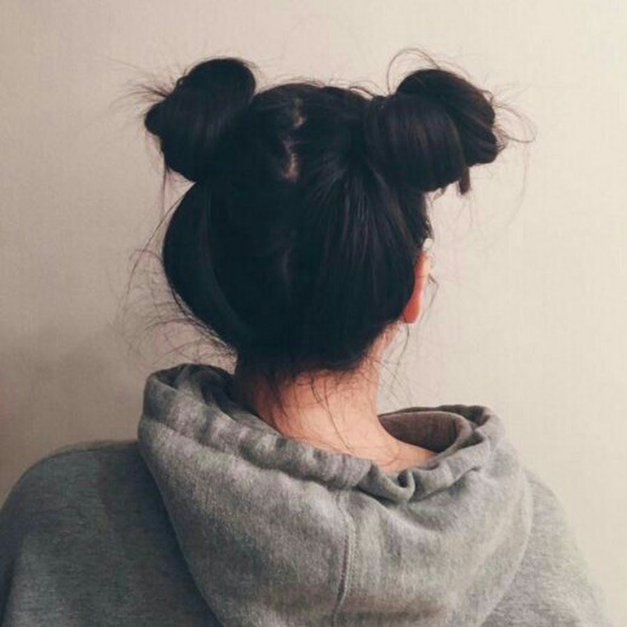 Девушка с пучком со спины