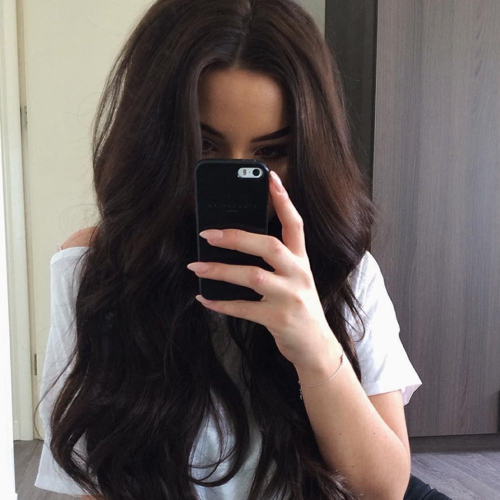 Брюнетка с темными волосами