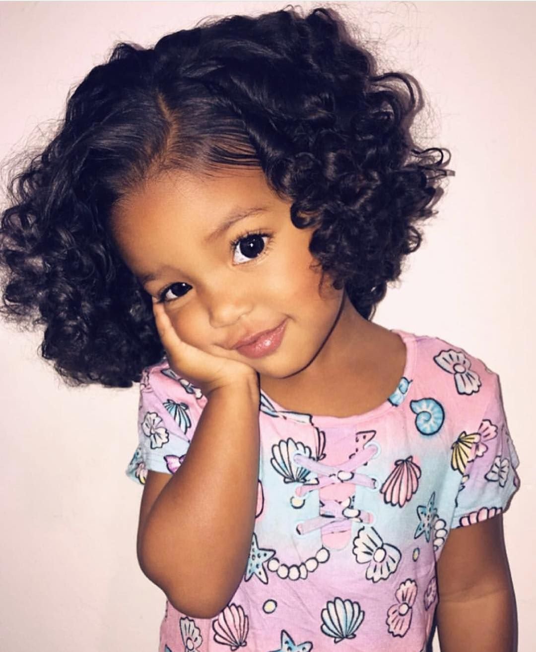 Девочка с кудрявыми волосами