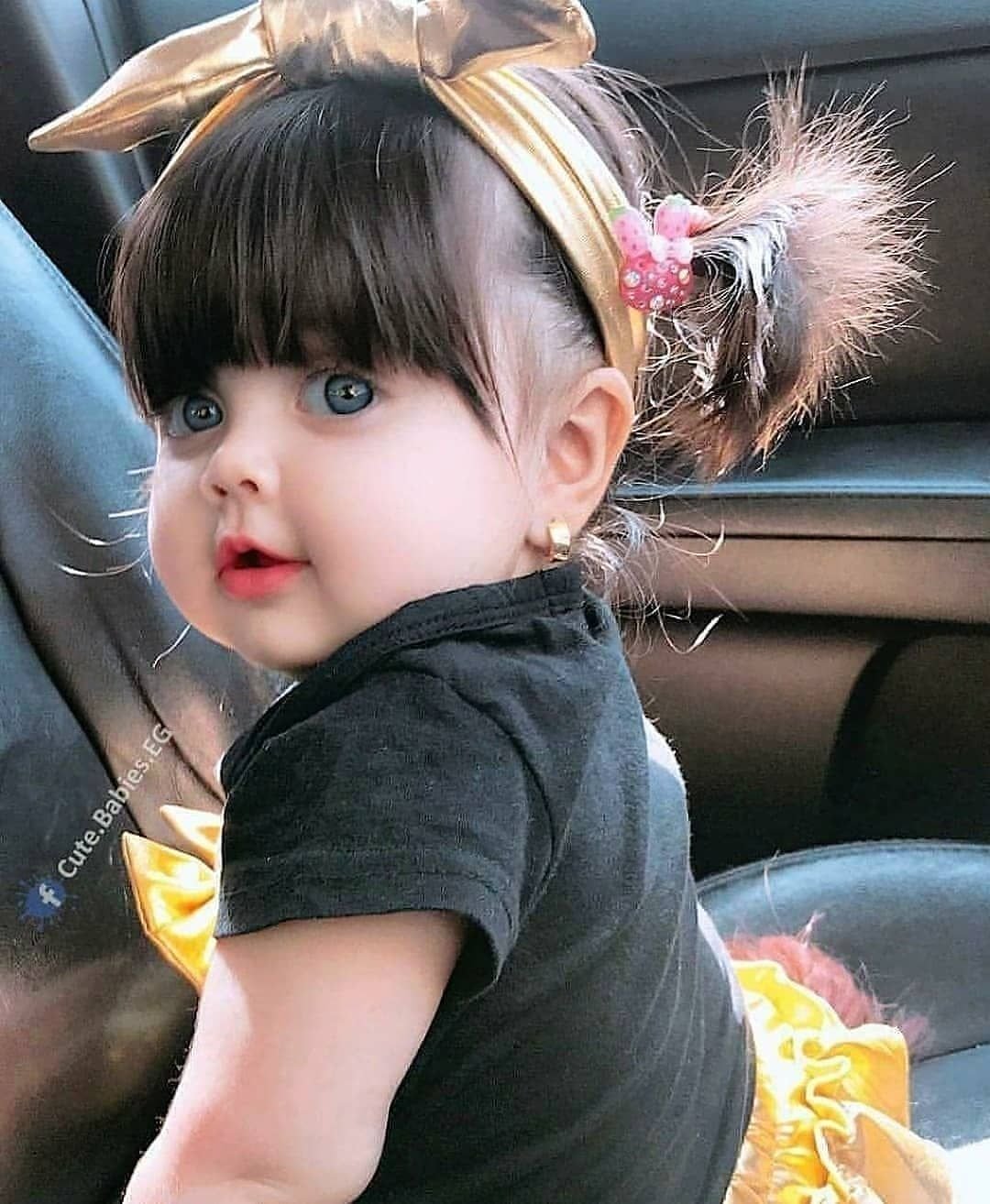 Смешная девочка с хвостиками