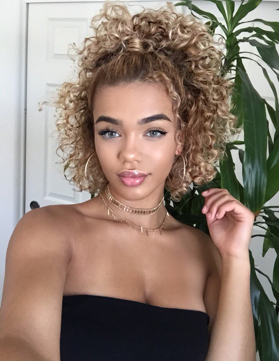 Милые девушки с кудряшками