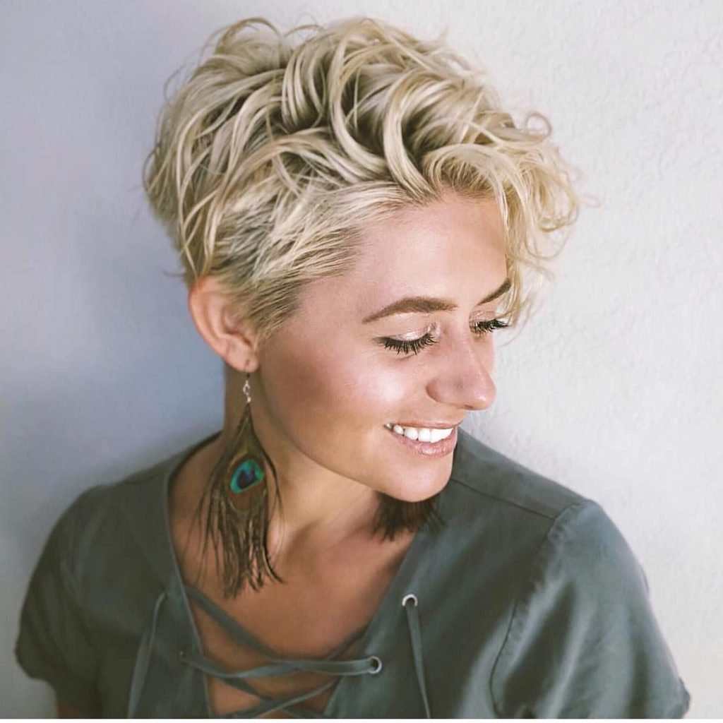 Прическа на короткие волосы МК