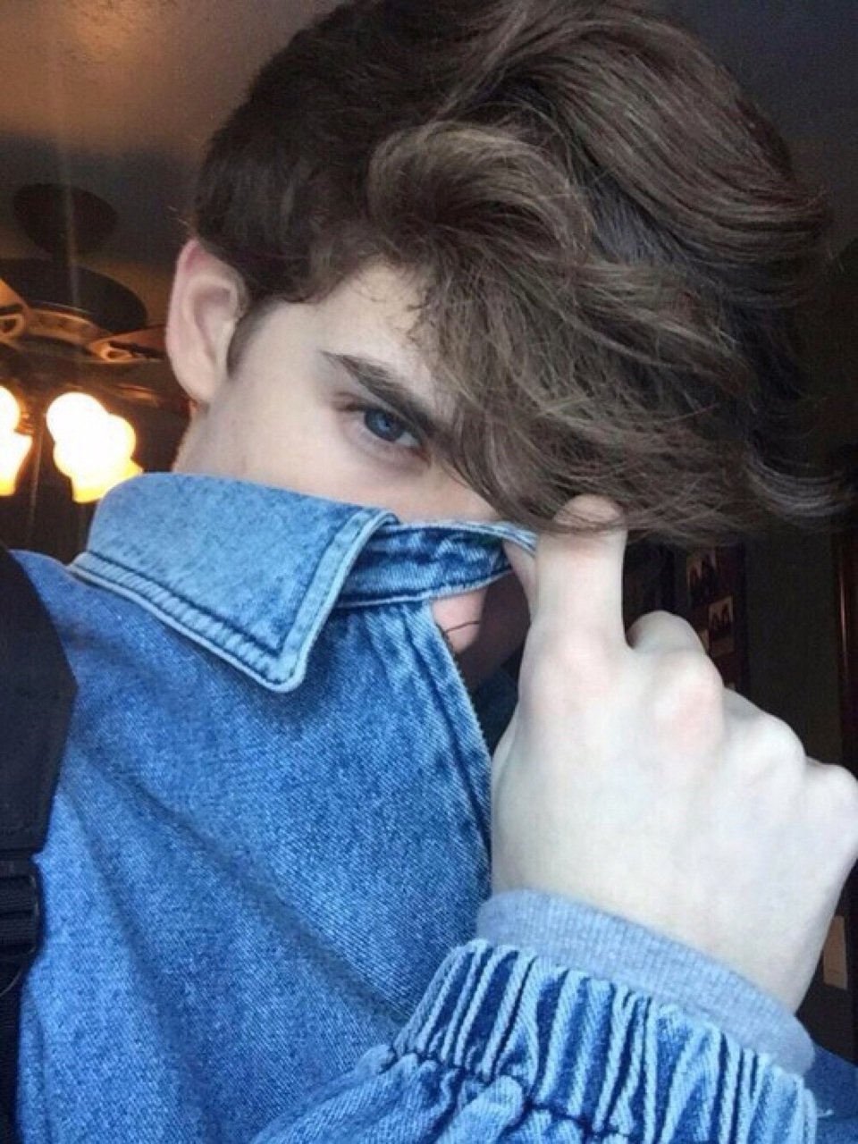 Брюнет с зелеными глазами парень