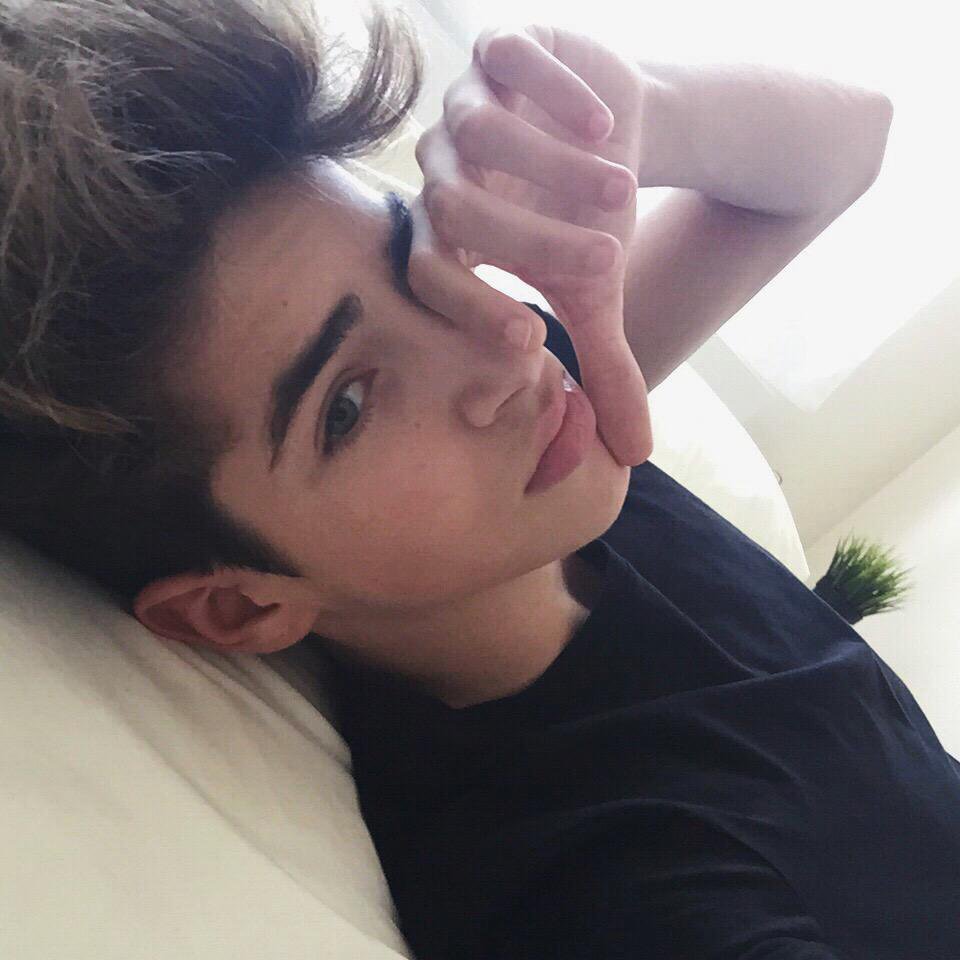 Ману Риос брови