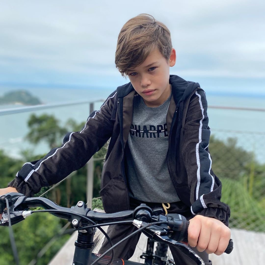 Красивые мальчики школьники с коричневыми волосами