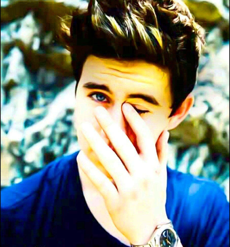 Кудрявый парень селфи