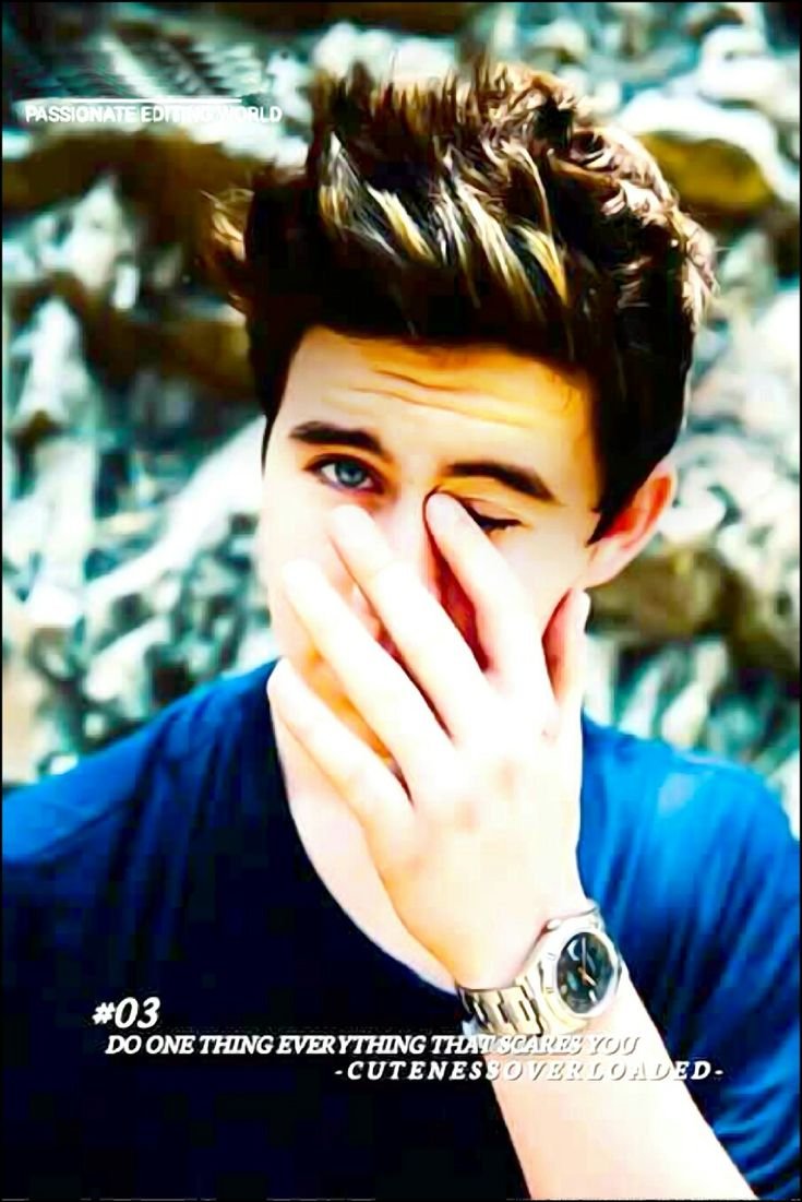 Ману Риос с языком