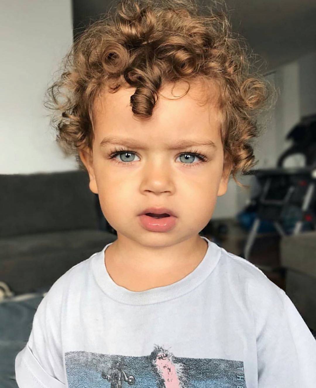 Девушка с длинными каштановыми волосами