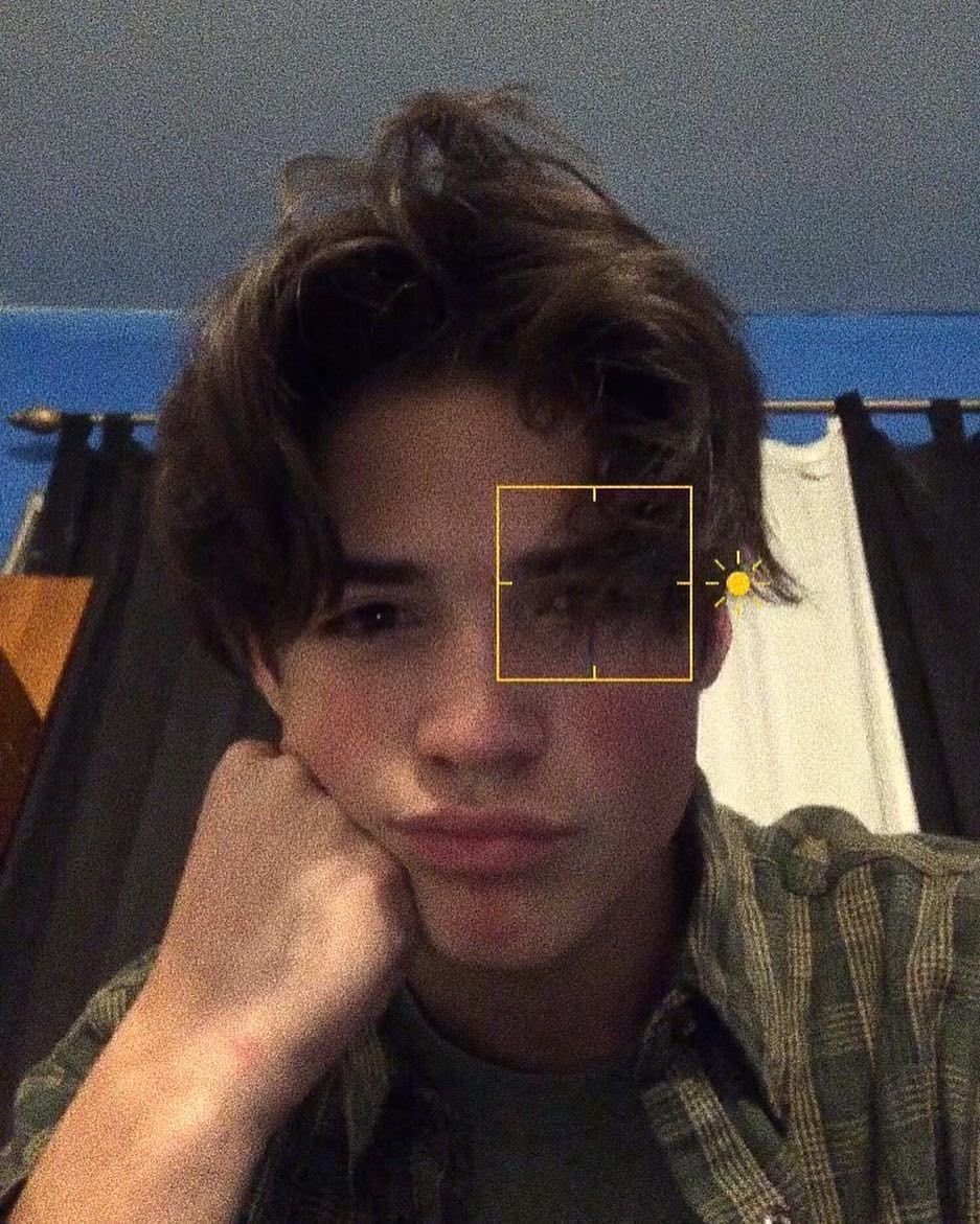 Мужчина с черными волосами и тату