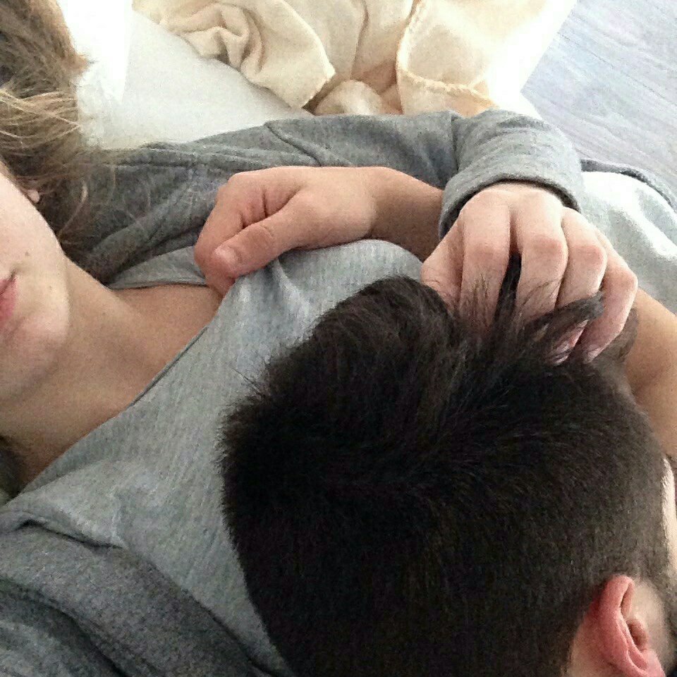 Ману Риос на диване