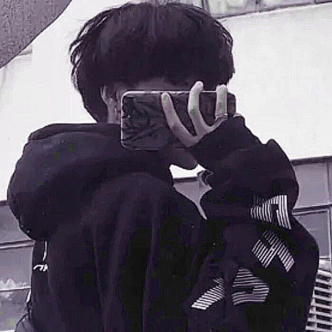 Кореянка с длинными каштановыми волосами