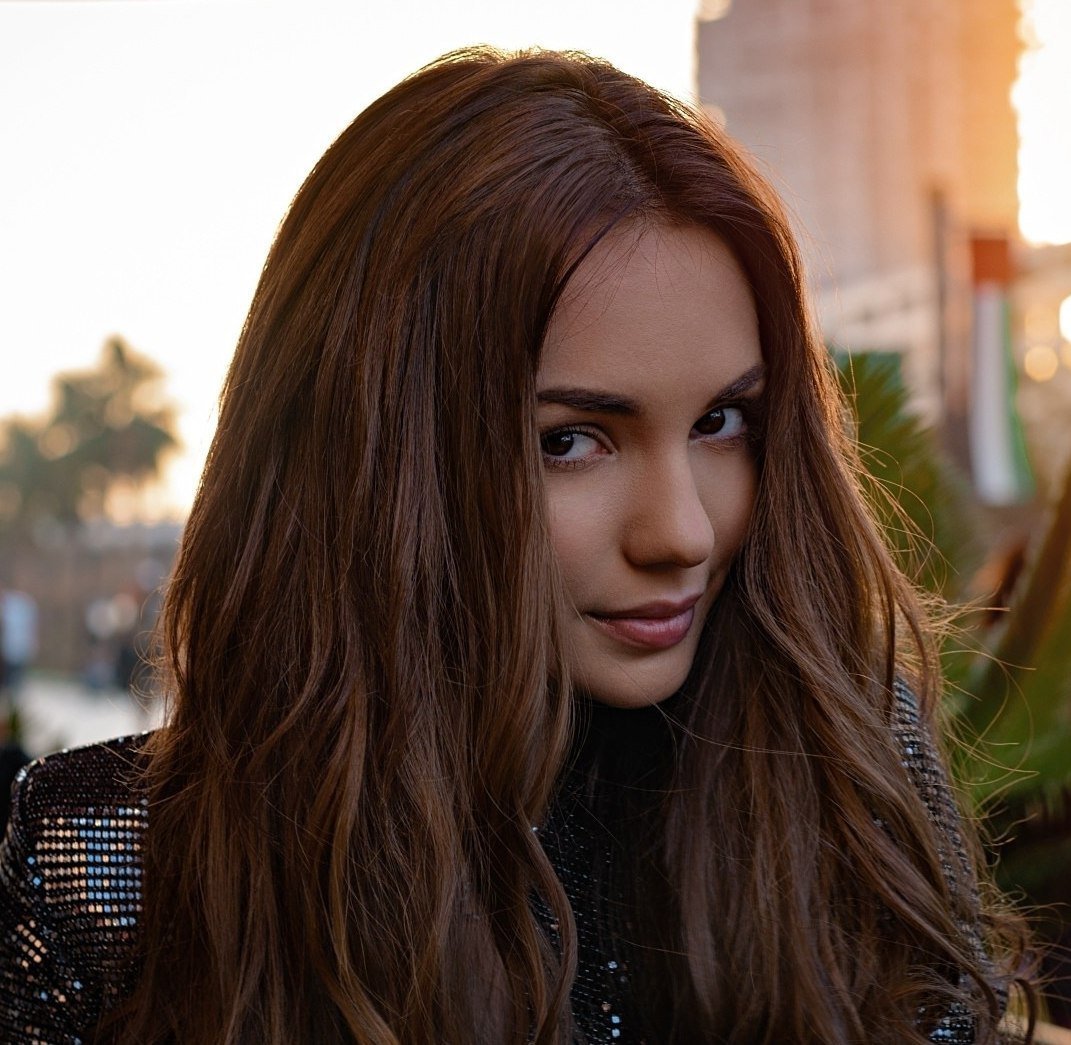 Девочка с кудрявыми волосами