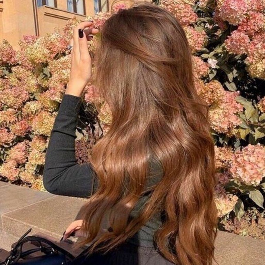 Красивая девушка с каштановыми волосами