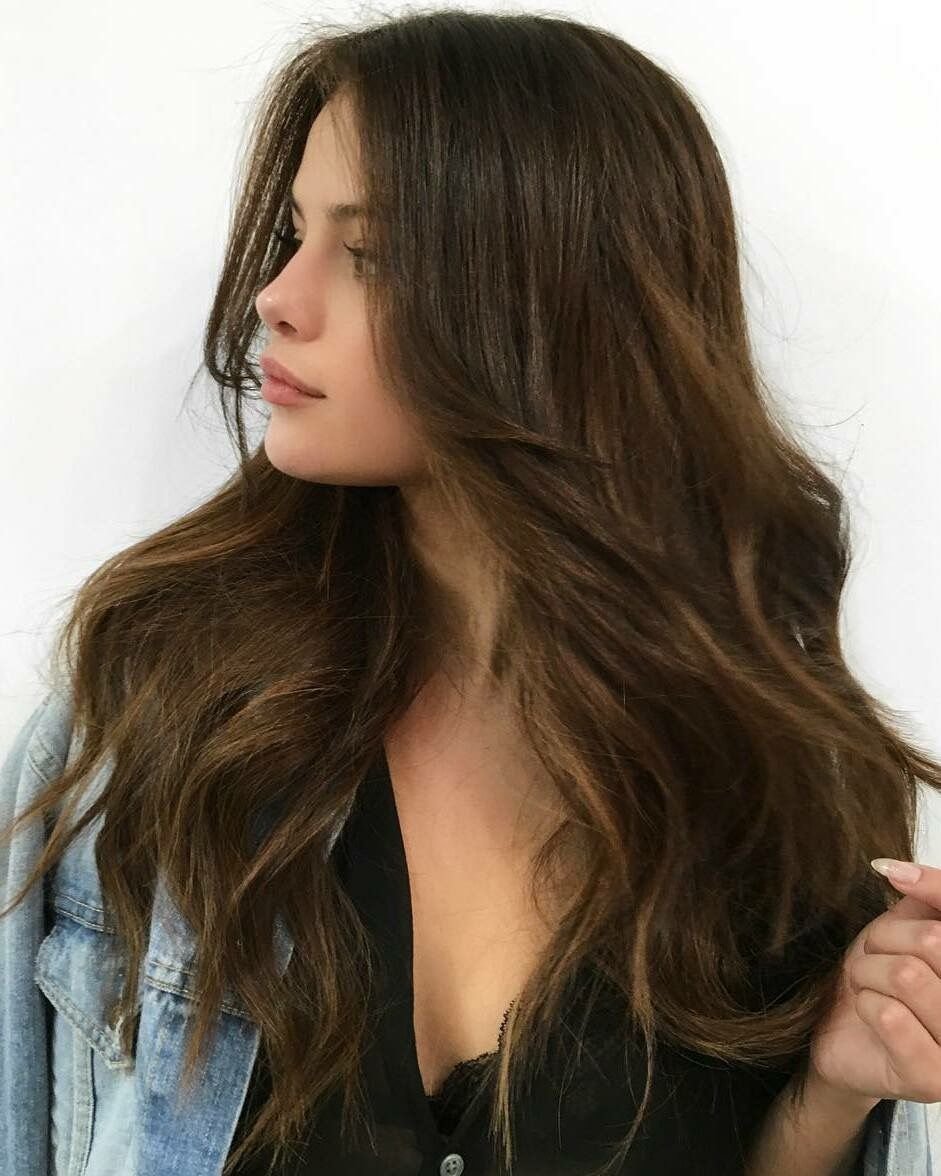 Селфи брюнеток с длинными волосами