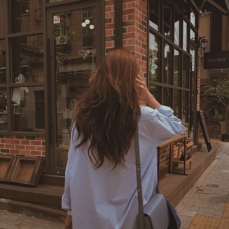 Каштановые волосы и голубые глаза