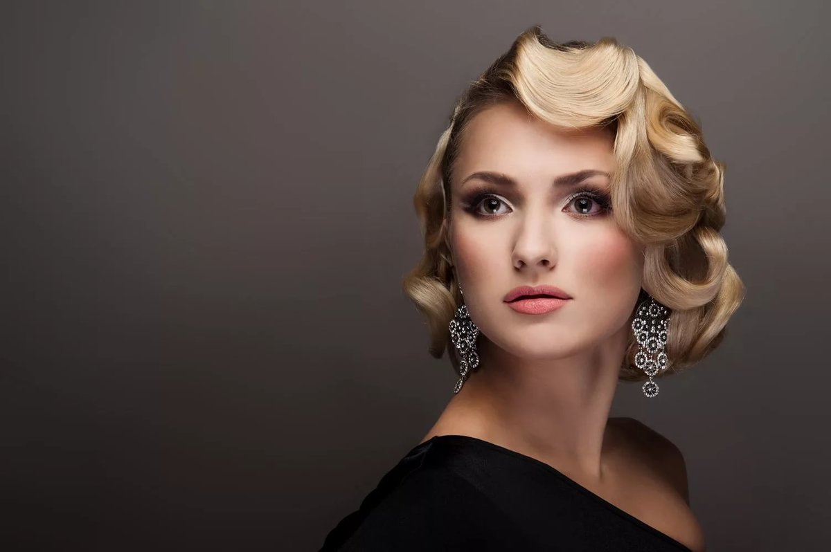 Вечерняя укладка на средние волосы