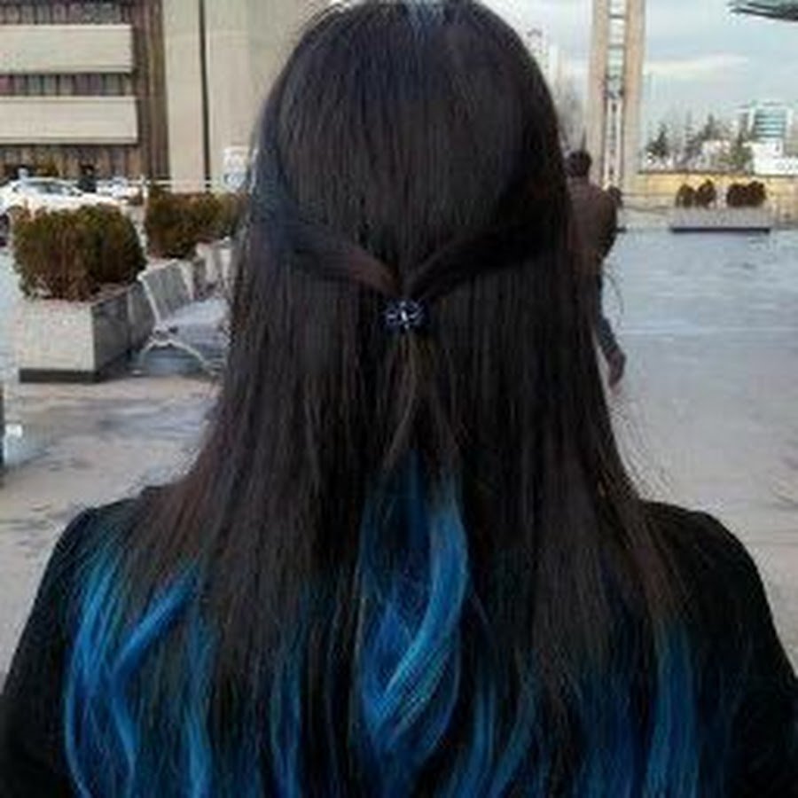 Синие пряди на темных волосах