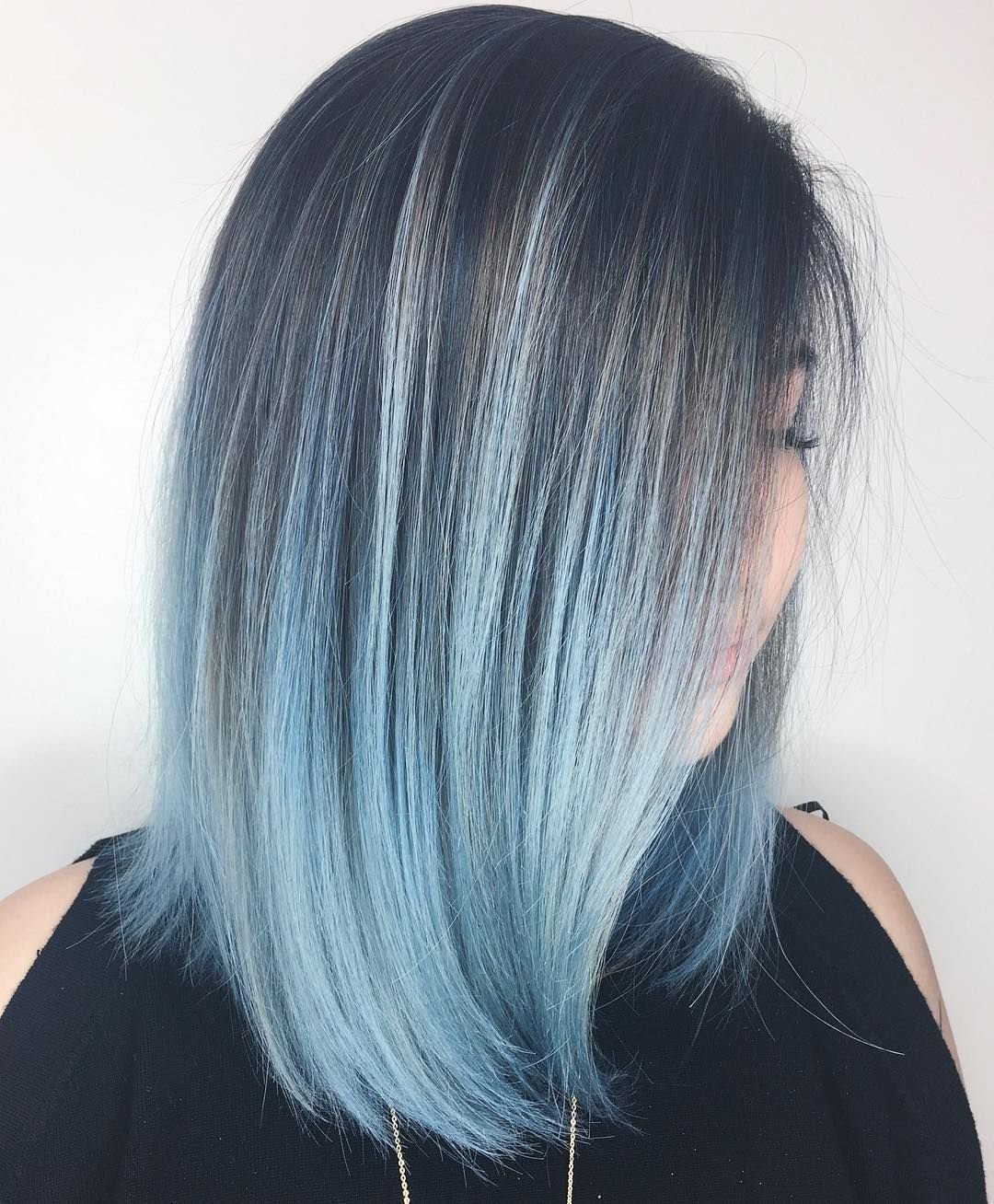 Голубые пряди на темных волосах