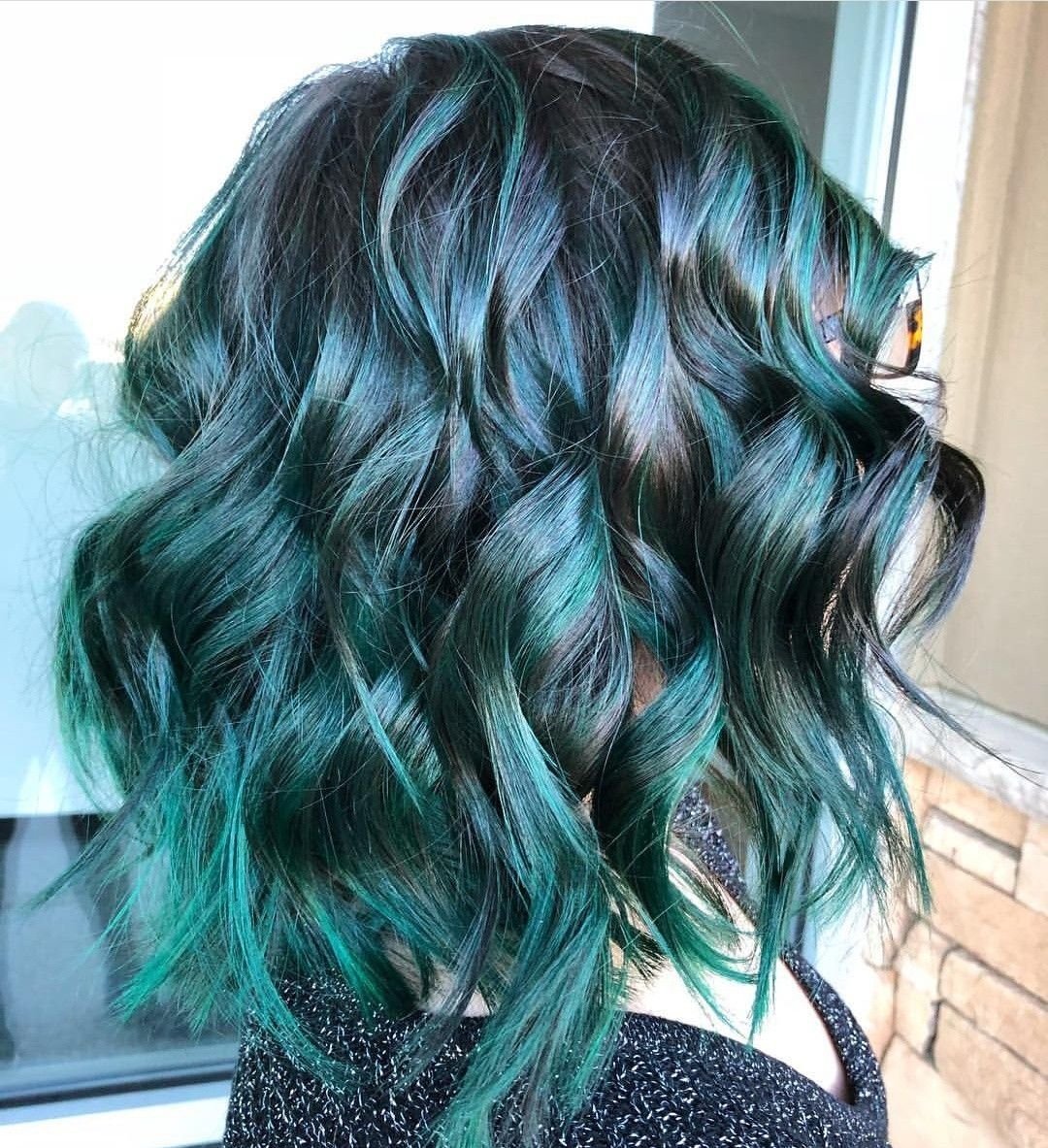 Синие пряди на темных волосах