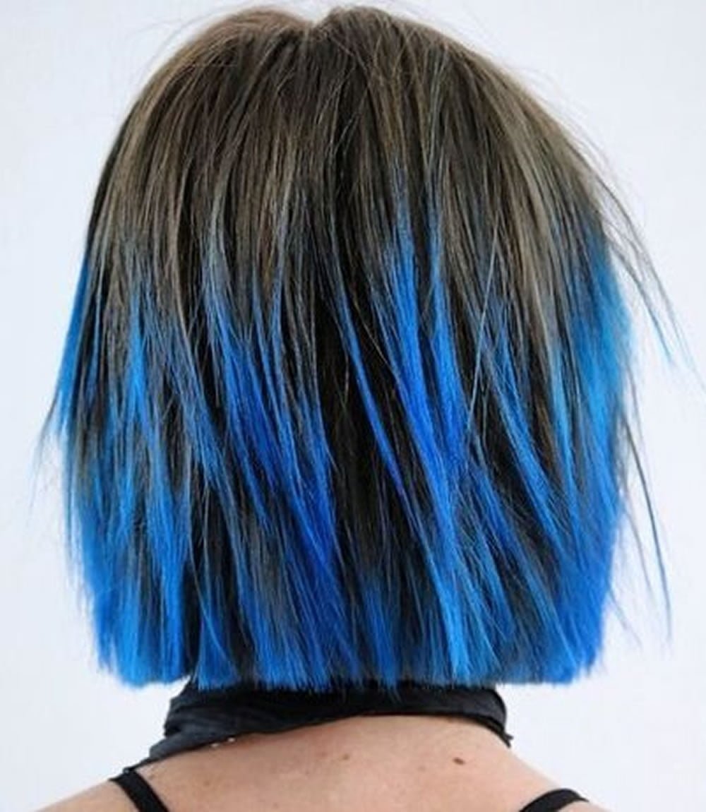 Синие пряди на шатеновых волосах