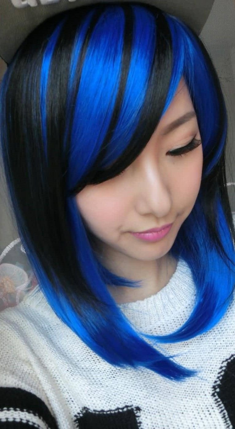 Синие пряди на русых волосах