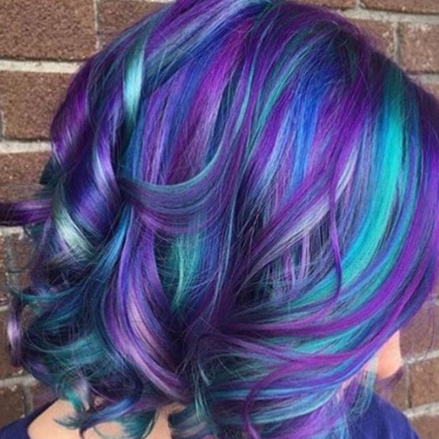 Синие пряди на темных волосах