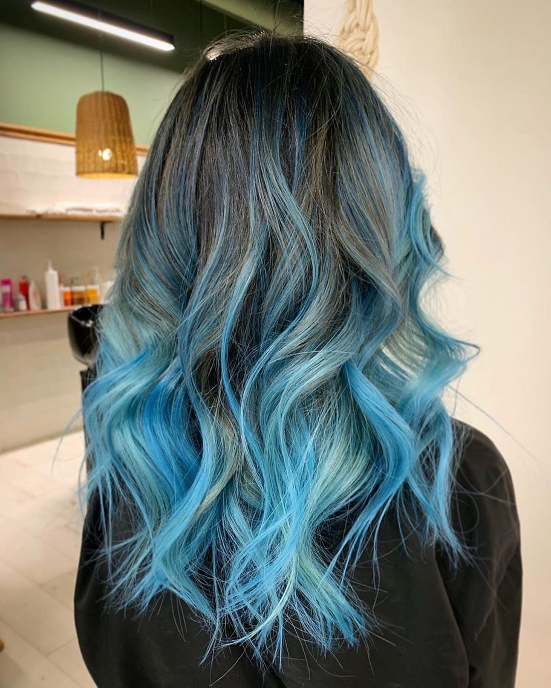 Голубое мелирование на русые волосы